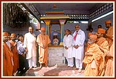 Local devotees enjoy a photo session with Swamishri