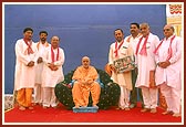 Swamishri with devotees of Mandvi Satsang Mandal