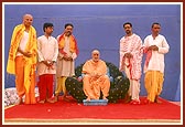 Swamishri with learned Brahmins