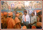 Swamishri visits Shri Satyanarayan Mandir for darshan