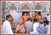 Swamishri departs from Shri Satyanarayan Mandir