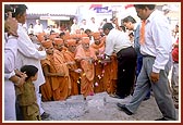 Swamishri performs bhumi pujan for the new Kanya Vidyalay to be built by BAPS