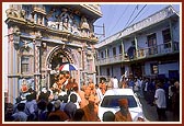 Swamishri visits the old Shri Swaminarayan Mandir for darshan