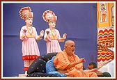 Swamishri blesses the assembly