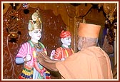 Swamishri performs the murti pratishtha rituals