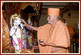 Swamishri performs the pujan of Shri Laxmi Narayan Dev