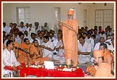 Swamishri performs the murti pratishtha arti