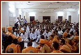 Swamishri blesses the murti pratishtha assembly