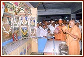 Swamishri engrossed in darshan of the murtis