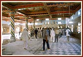 Swamishri visits the new assembly hall being built on the upper floor