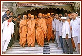 Swamishri departs after darshan