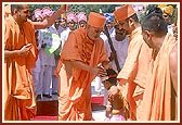 Swamishri blesses a young boy
