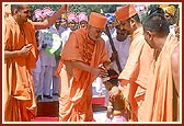 Swamishri blesses a young boy