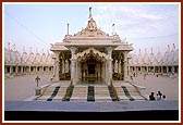 Swamishri visits Shri Bonter Jinalay for darshan
