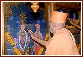 Swamishri performs the murti pratishtha of the murtis of Shri Akshar Purushottam Maharaj