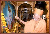 Swamishri performs the murti pratishtha of the murtis of Shri Akshar Purushottam Maharaj