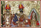 Shri Harikrishna Maharaj and Shri Gopinath Dev at the old mandir