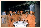 Darshan at Nishkulanand Swami's room in Laxmivadi