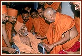 Swamishri blesses Pujya Devprasad Swami - an aged sadhu from the time of Shastriji Maharaj