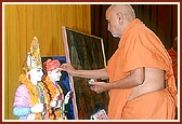 Swamishri performs murti-pratishtha rituals of Hari Mandirs for the villages of Nani Vavdi, Dedan and Gidardi