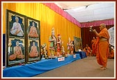 Swamishri performs murti-pratishtha rituals of Hari Mandirs for the villages of Nani Vavdi, Dedan and Gidardi