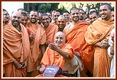 Swamishri happily responds to the presentation of kishores