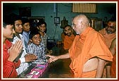 Swamishri blesses children offering their services for the Annakut preparation and reminds them to be hygienic
