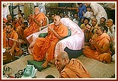 Swamishri and sadhus sing thal