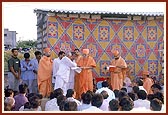 Swamishri addresses the devotees on site of the under construction mandir