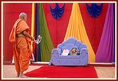 'Jai Sadguru Swami ...' Swamishri performs arti of Thakorji to celebrate the Bicentenary day of the arti