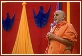 Swamishri narrates the incident of how Muktanand Swami composed and performed the arti of Shriji Maharaj
