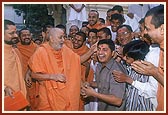 Swamishri choruses the Jai with Suresh