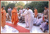 Blesses the devotees while performing pradakshina at Yagnapurush Smruti Mandir