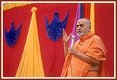 Swamishri narrates the incident of how Muktanand Swami composed and performed the arti of Shriji Maharaj