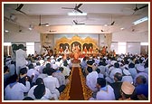 Swamishri and devotees perform murti-pratishtha arti