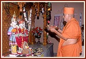Swamishri performs murti-pratishtha arti