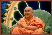 Swamishri in an illustrious, divine mood during the assembly