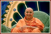 Swamishri in an illustrious, divine mood during the assembly