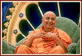 Swamishri in an illustrious, divine mood during the assembly