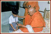 Swamishri gives a murti of God to a child and explains in detail 