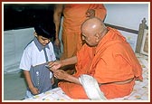Swamishri gives a murti of God to a child and explains in detail 