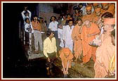 Swamishri applies the holy water of Gomti pond on his head