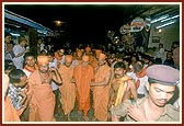 Swamishri heading towards the Ranchhodray Mandir