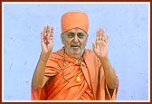 Swamishri blesses school students