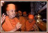 Swamishri engaged in darshan of Shri Ranchhodray Dev 
