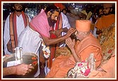 The Head Priest of Shri Kathiya Kahkh Chowk Mandir performs pujan of Thakorji and Swamishri