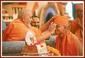 Swamishri applies chandan and gives guru mantra during the Bhagwati diksha ceremony