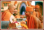 Swamishri applies chandan and gives guru mantra during the Bhagwati diksha ceremony