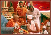 Swamishri gives parshad diksha to youths in the presence of their parents