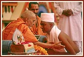 Swamishri gives parshad diksha to youths in the presence of their parents